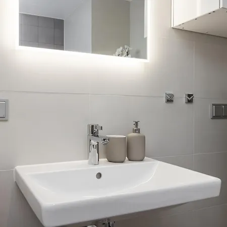 Center Kentmanni Lux Apartment, Free Parking شقة *